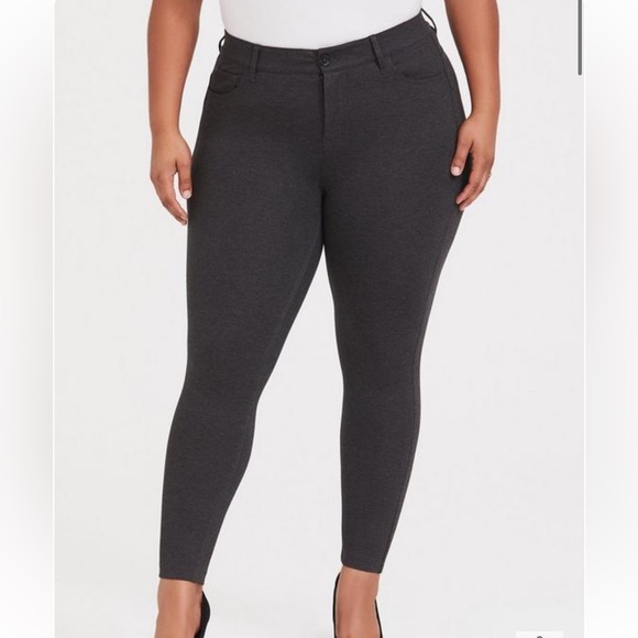 Torrid Bombshell Skinny Studio Luxe Ponte Crop High Rise Pant 24 - Picture 1 of 5